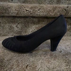 Super cute women’s black pumps